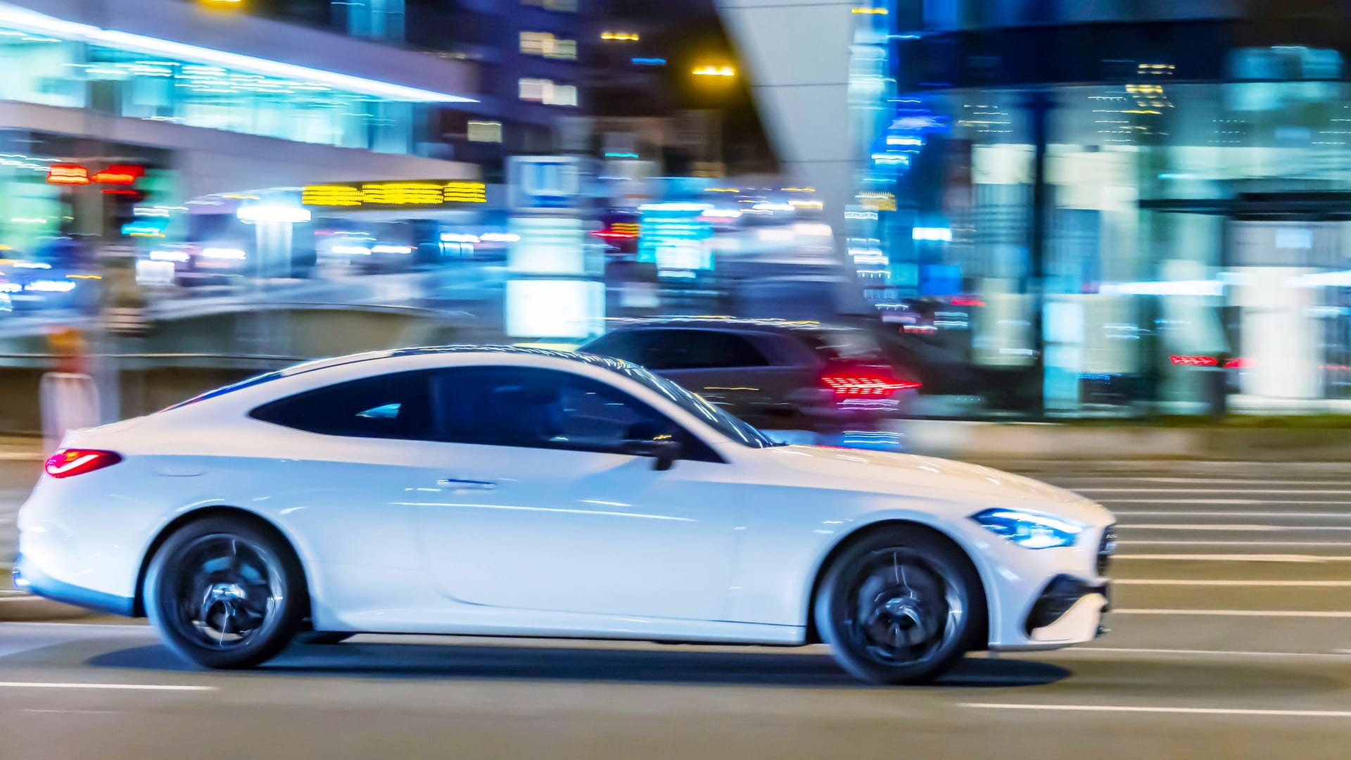 Mercedes in der Nacht (Symbolfoto): In Bremen-Überseestadt war die Polizei am Donnerstagabend im Einsatz.