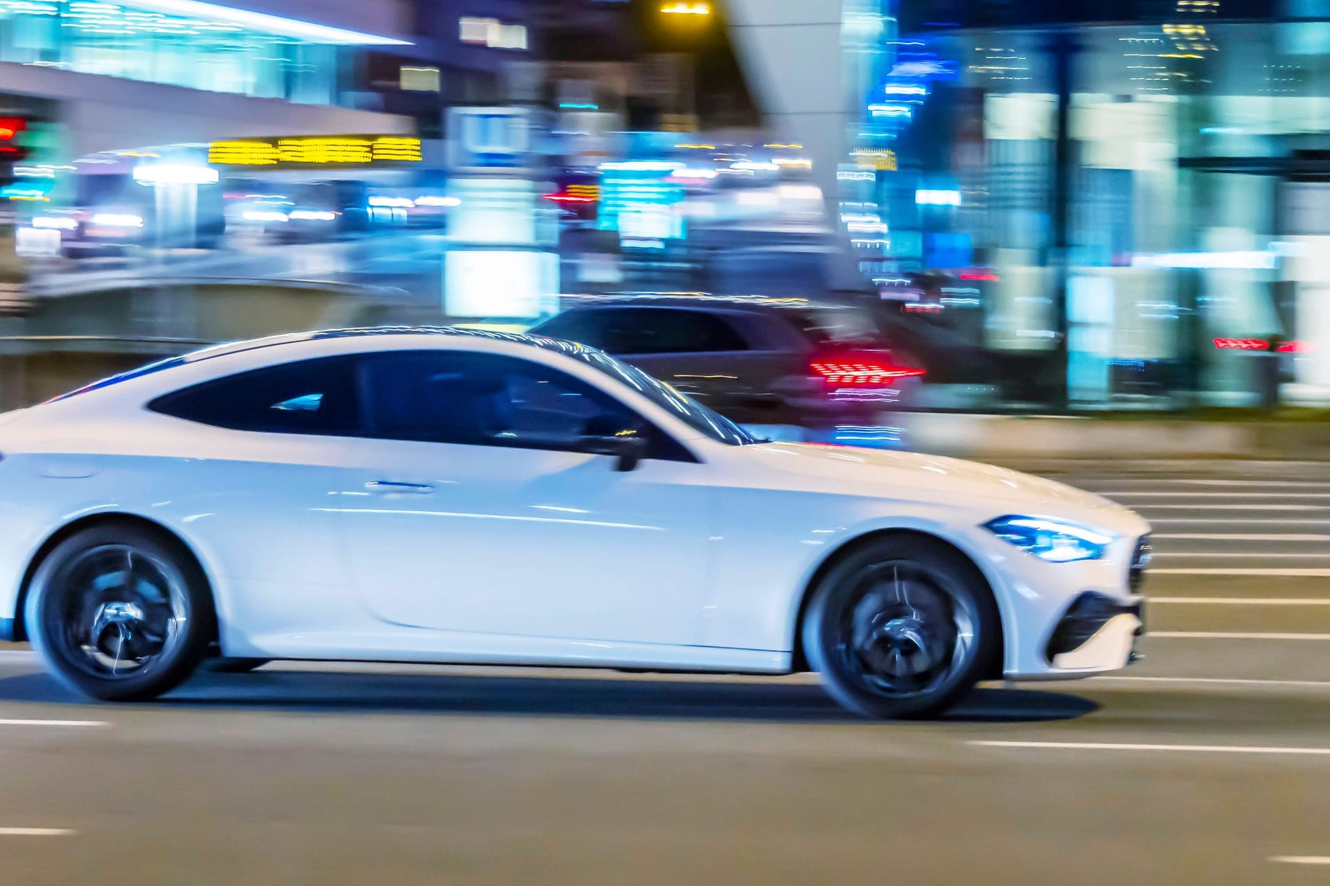 Mercedes in der Nacht (Symbolfoto): In Bremen-Überseestadt war die Polizei am Donnerstagabend im Einsatz.