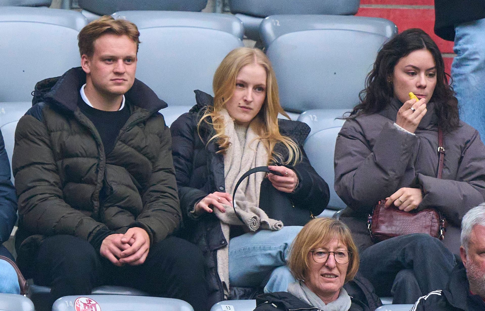 Luis Urbig (l.) als Zuschauer bei einem Spiel: Er startete im Sommer 2022 im Jena Nachwuchs, ehe er im November zu den Frauen stieß.