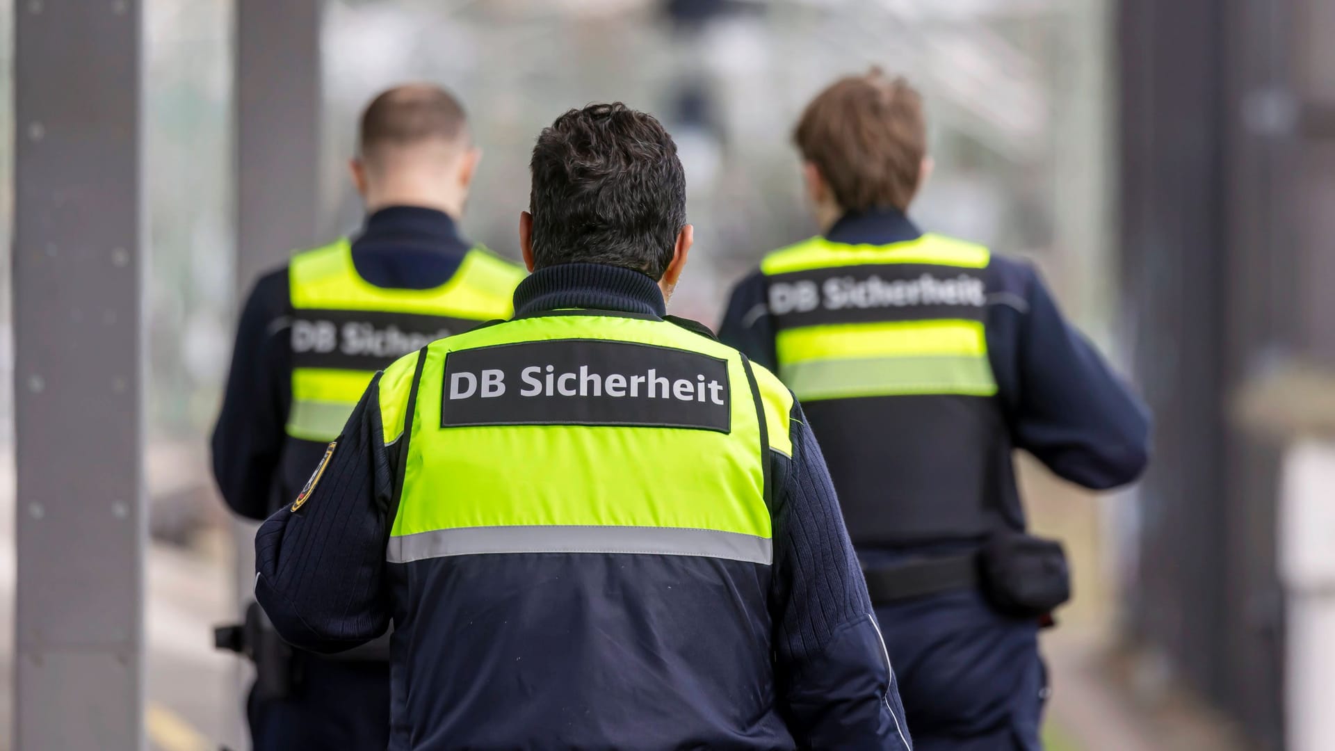 Mitarbeiter der DB Sicherheit (Symbolbild): Eine Kontrolle wegen Rauchens eskalierte im Bahnhof Blankenese.
