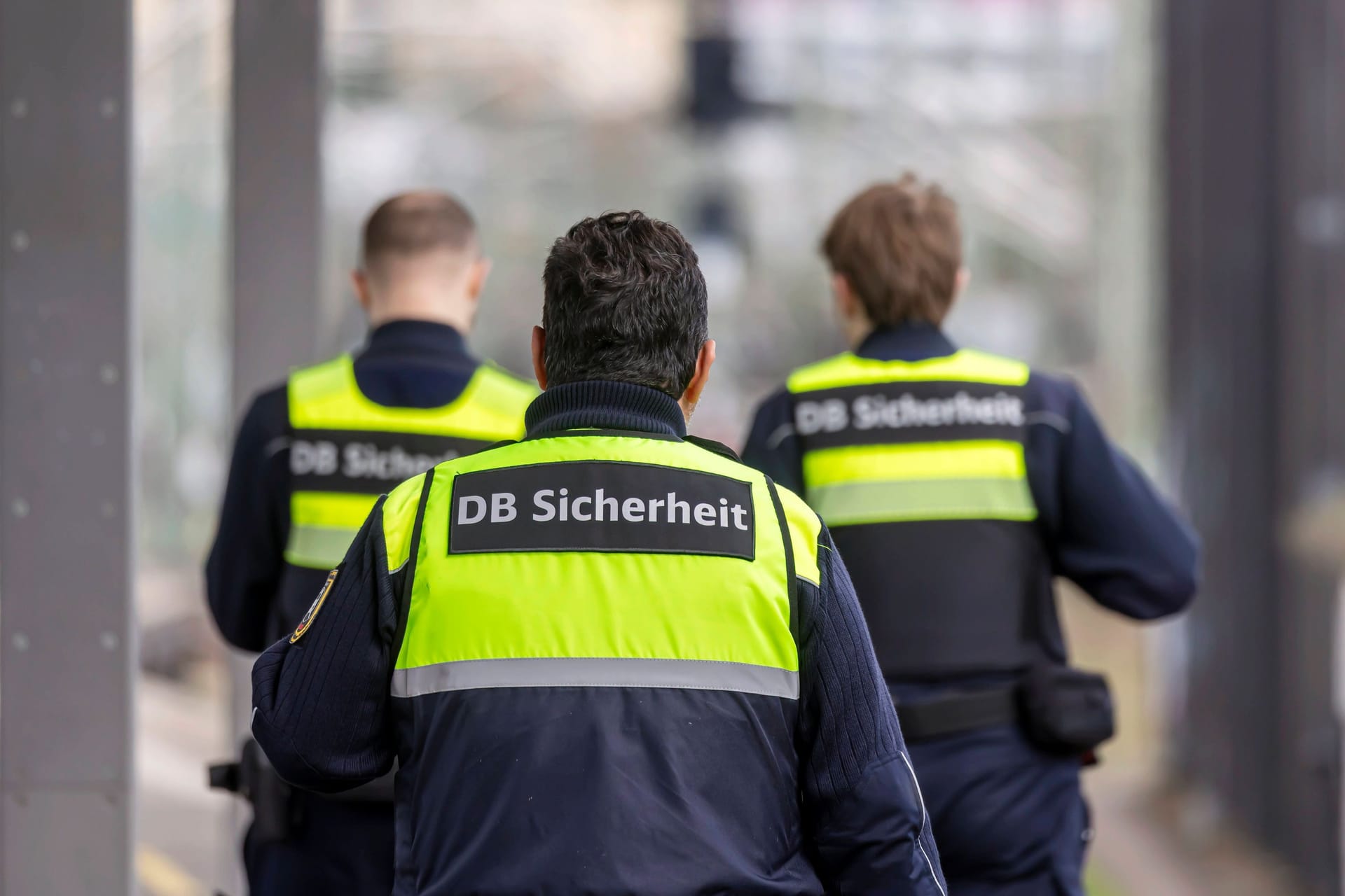 Mitarbeiter der DB Sicherheit (Symbolbild): Eine Kontrolle wegen Rauchens eskalierte im Bahnhof Blankenese.