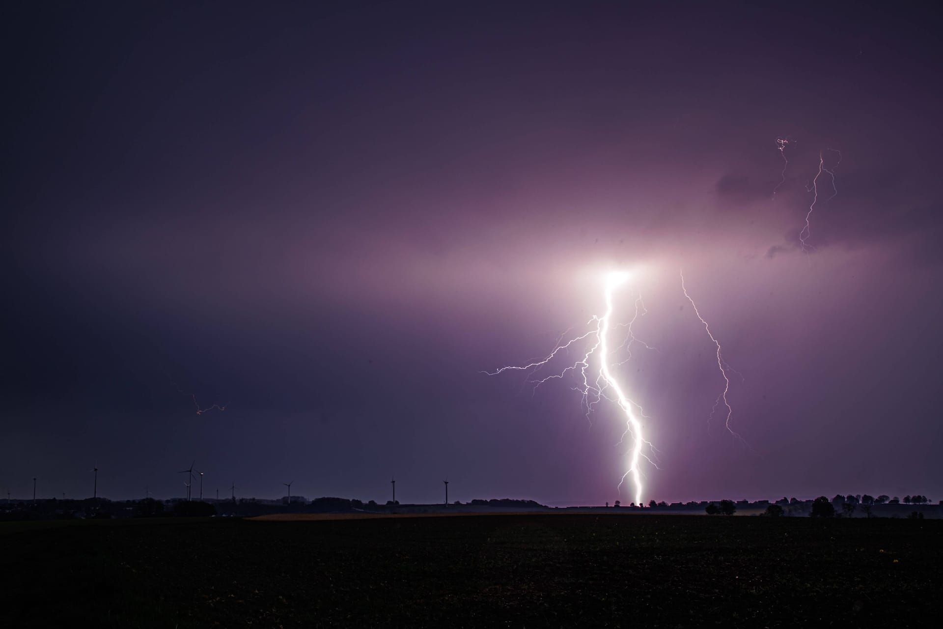 Unwetter in Deutschland (Symbolbild): In Mecklenburg-Vorpommern krachte ein Blitz in eine Halle.