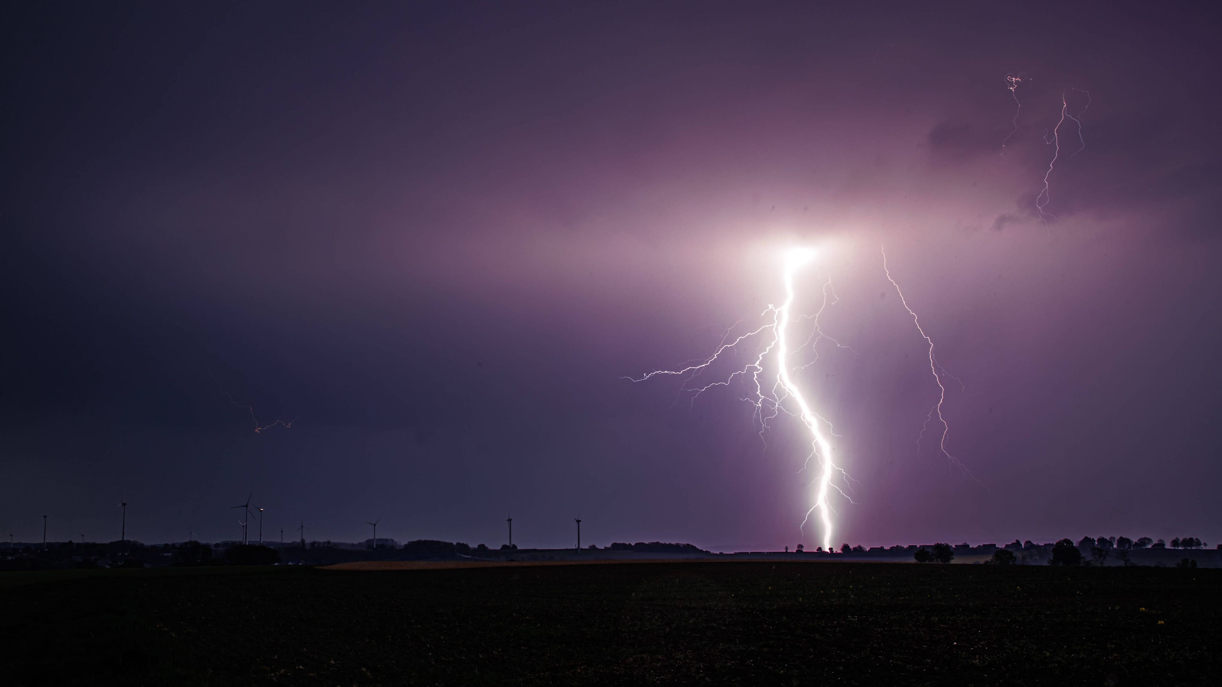 Unwetter in Deutschland (Symbolbild): In Mecklenburg-Vorpommern krachte ein Blitz in eine Halle.
