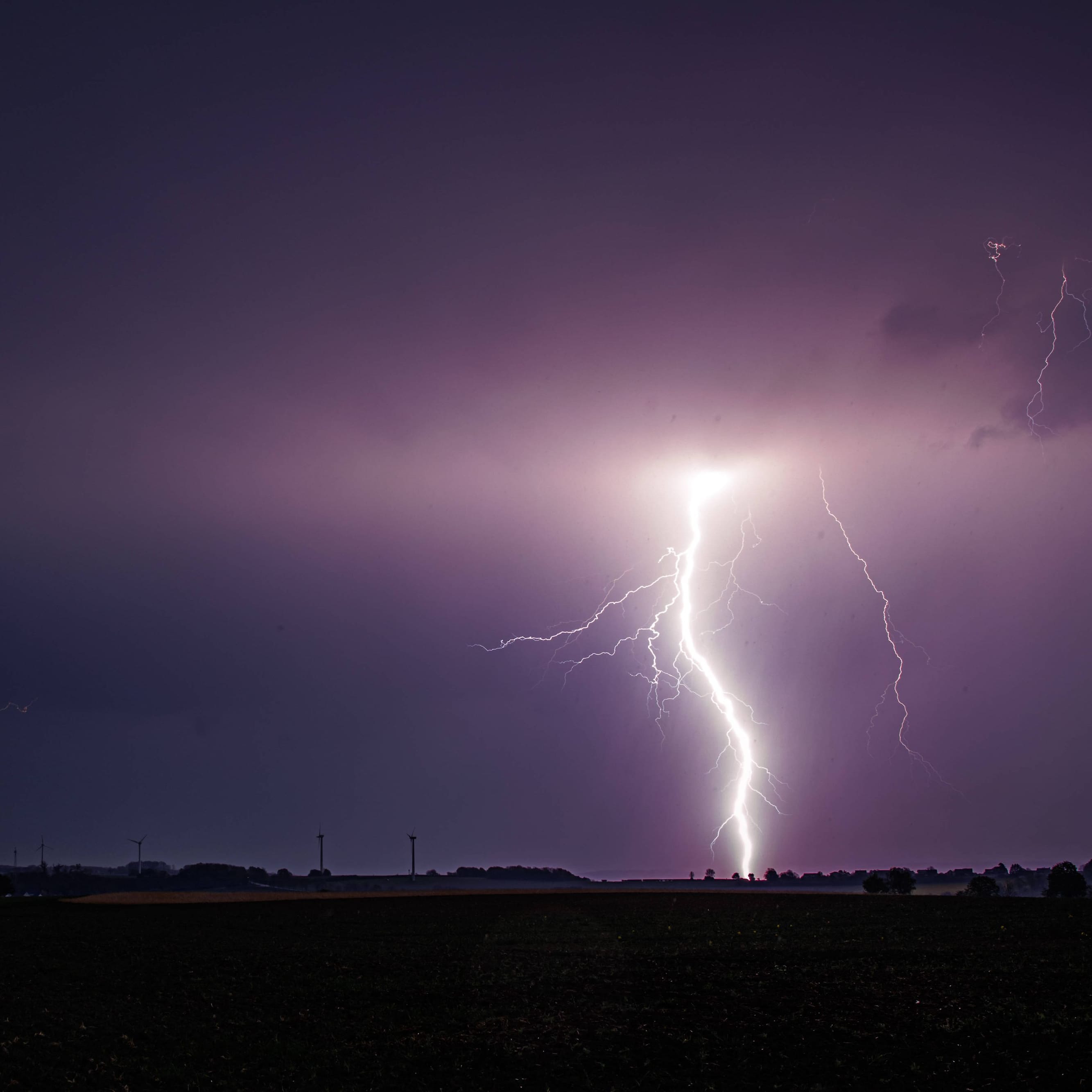 Unwetter in Deutschland (Symbolbild): In Mecklenburg-Vorpommern krachte ein Blitz in eine Halle.