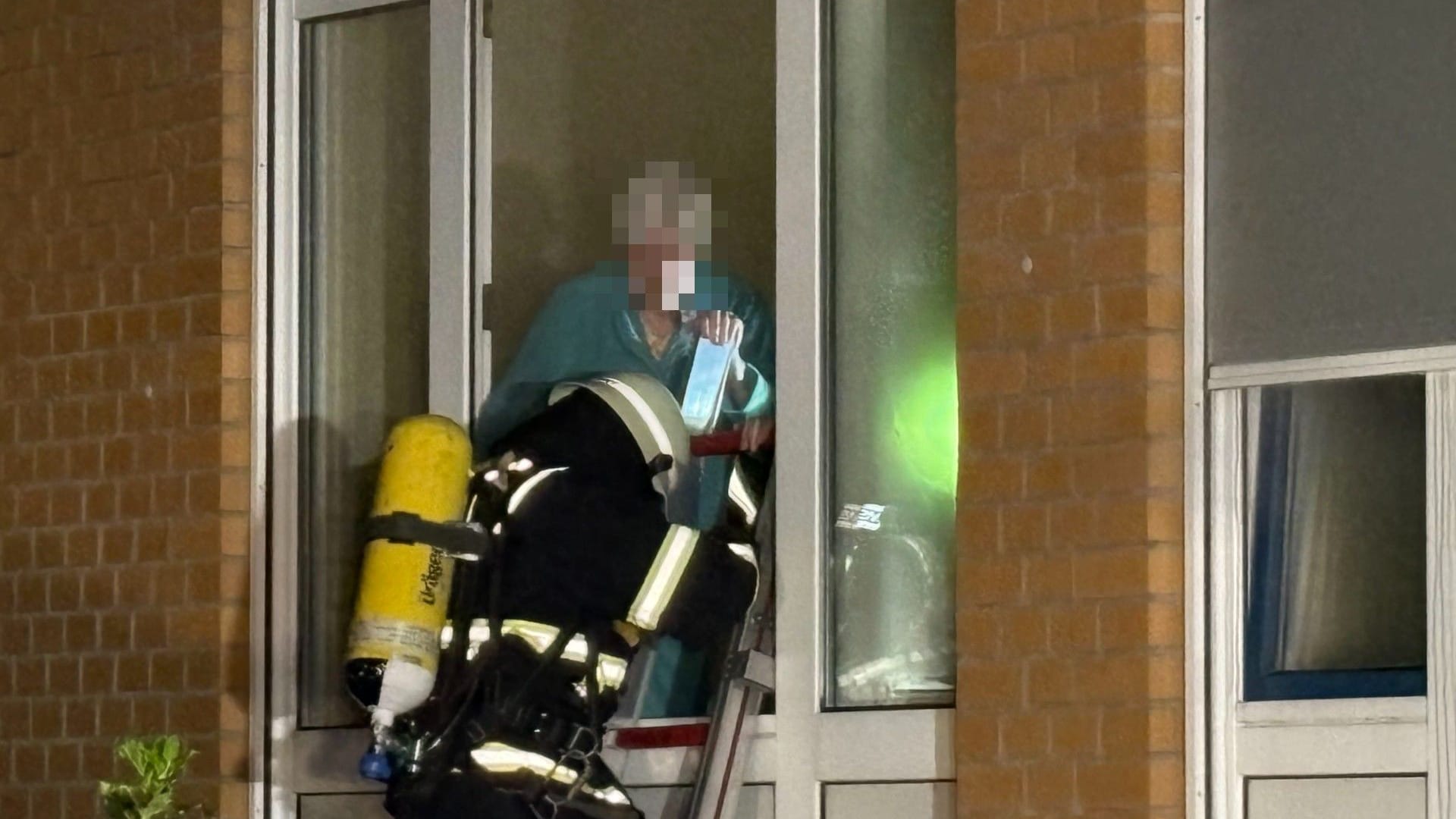 Feuerwehrmann rettet Patientin durch Fenster: Die Feuerwehr konnte den Brand schnell unter Kontrolle bringen.