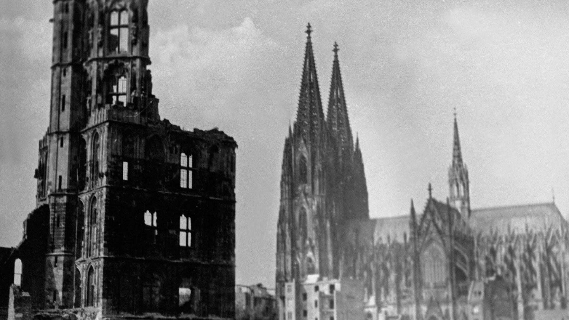 Der Kölner Dom inmitten von Ruinen (Archivbild): Die Stadt wurde im Zweiten Weltkrieg zum Großteil zerstört.