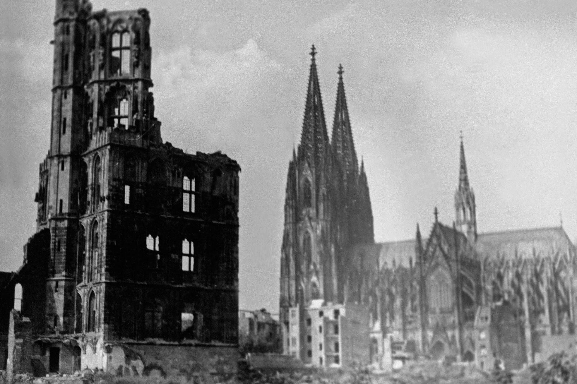 Der Kölner Dom inmitten von Ruinen (Archivbild): Die Stadt wurde im Zweiten Weltkrieg zum Großteil zerstört.