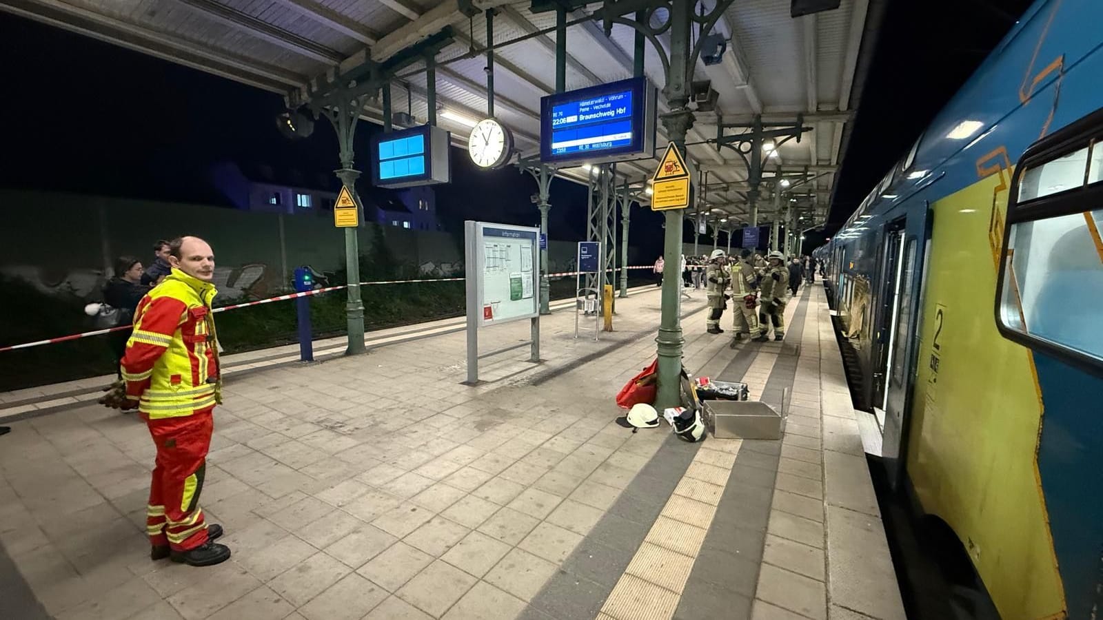 Der Bahnsteig musste abgesperrt werden: Gaffer hatten versucht, die Befreiungsaktion mit Handys aufzunehmen. Der Bahnsteig musste abgesperrt werden: Gaffer hatten versucht, die Befreiungsaktion mit Handys aufzunehmen.