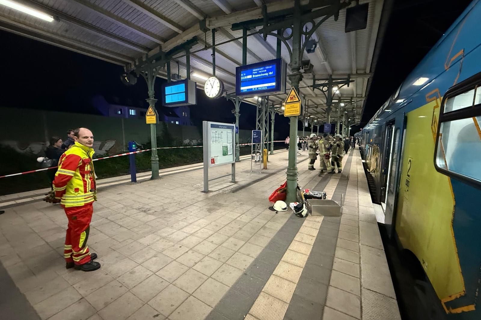 Der Bahnsteig musste abgesperrt werden: Gaffer hatten versucht, die Befreiungsaktion mit Handys aufzunehmen.