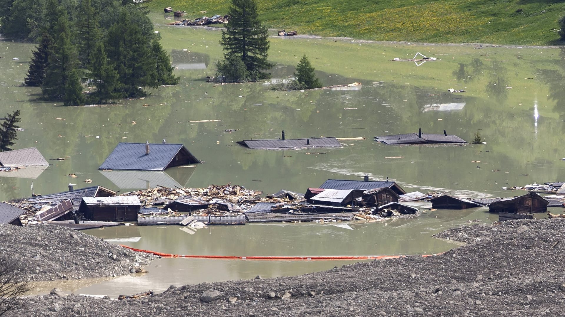 Nach Gletscherabbruch im Wallis Nach Gletscherabbruch im Wallis