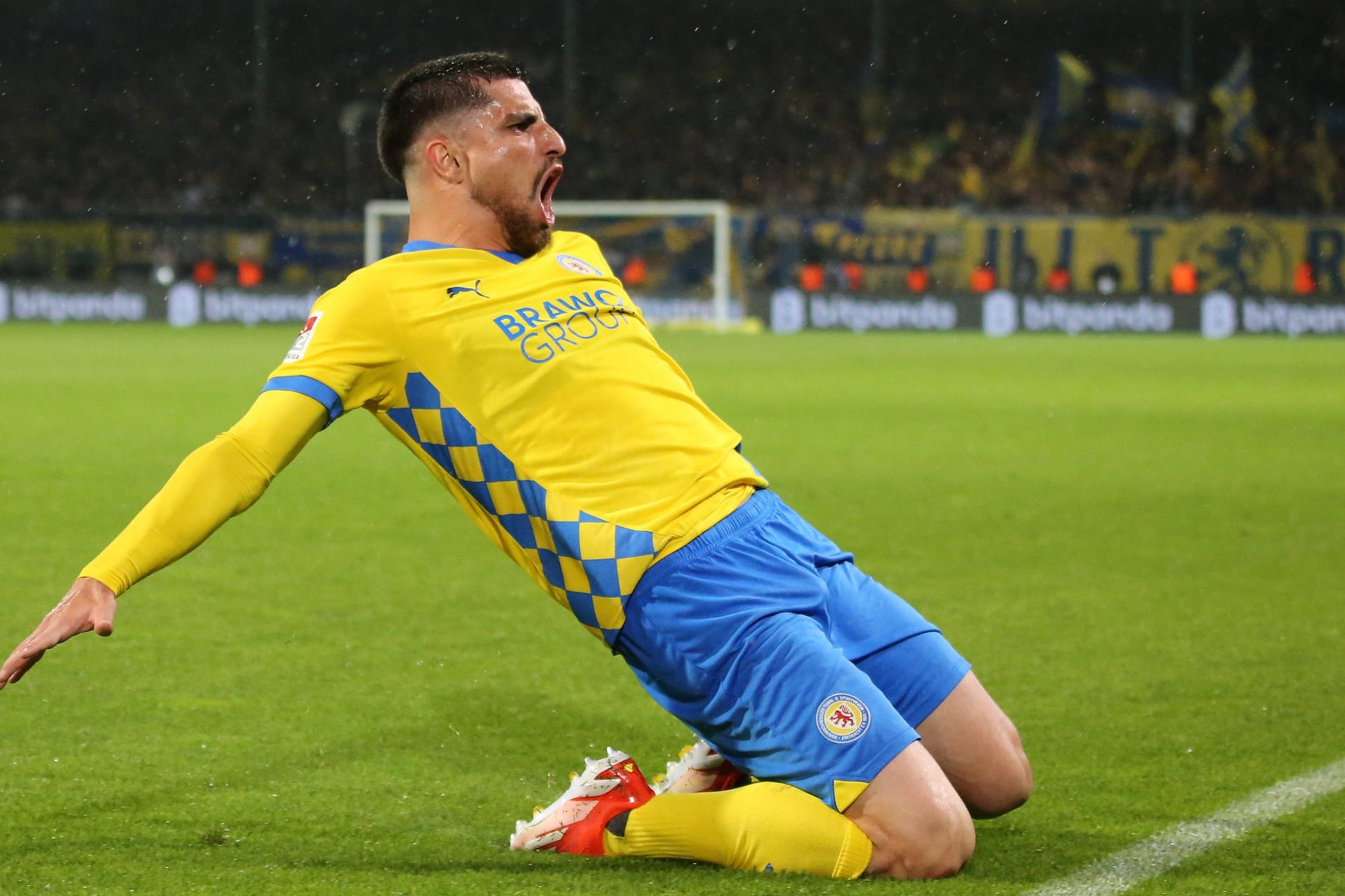 Fabio Di Michele Sanchez jubelt: Er erzielt den entscheidenden Treffer für Eintracht Braunschweig.