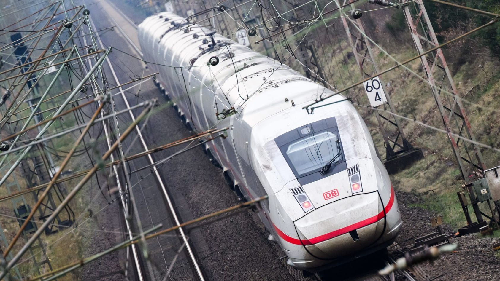 Ein ICE-Zug (Symbolbild: Auch der Fernverkehr ist von der Streckensperrung bei Hamburg betroffen.