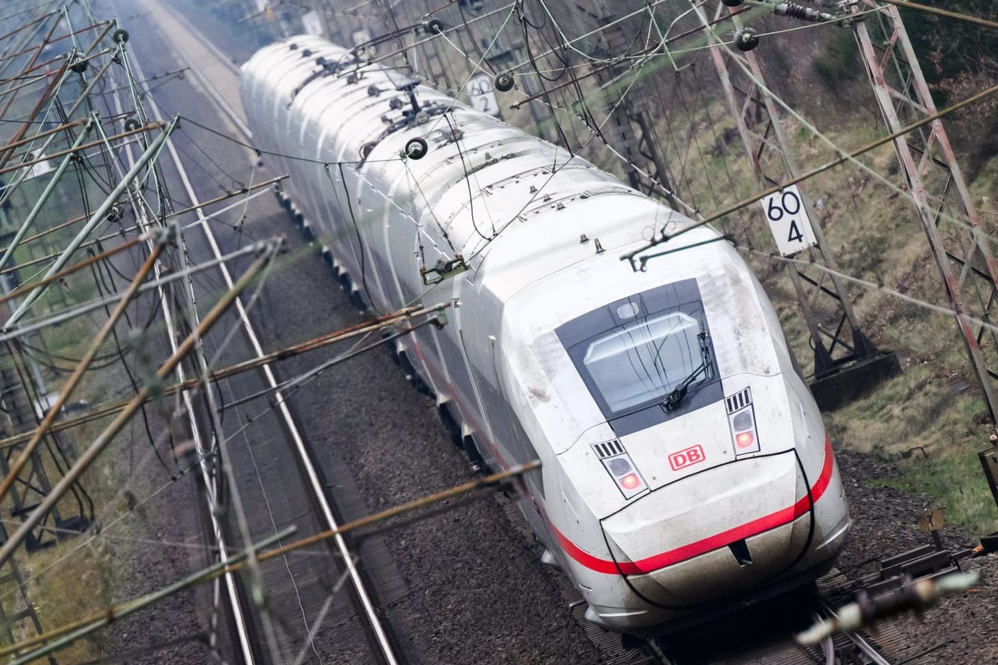 Ein ICE-Zug (Symbolbild: Auch der Fernverkehr ist von der Streckensperrung bei Hamburg betroffen.