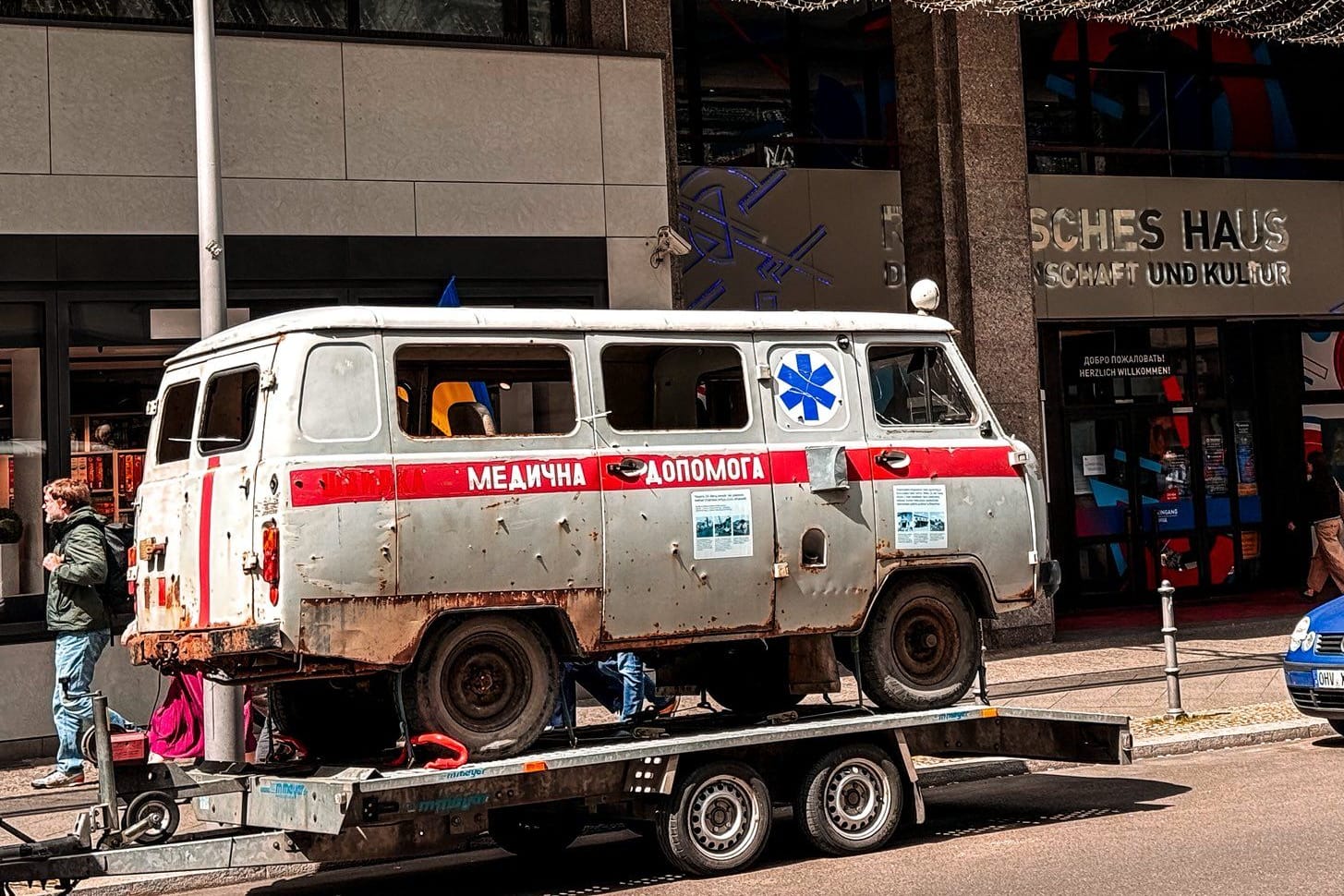 Barwinka: Der von Russland zerstörte ukrainische Krankenwagen vor dem Russischen Haus. Barwinka: Der von Russland zerstörte ukrainische Krankenwagen vor dem Russischen Haus.