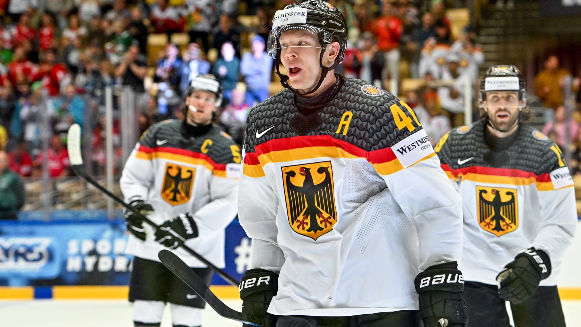 Jonas Müller (vorne) und seine Teamkollegen: Die Eishockey-Nationalmannschaft muss am Dienstagabend gewinnen. Jonas Müller (vorne) und seine Teamkollegen: Die Eishockey-Nationalmannschaft muss am Dienstagabend gewinnen.