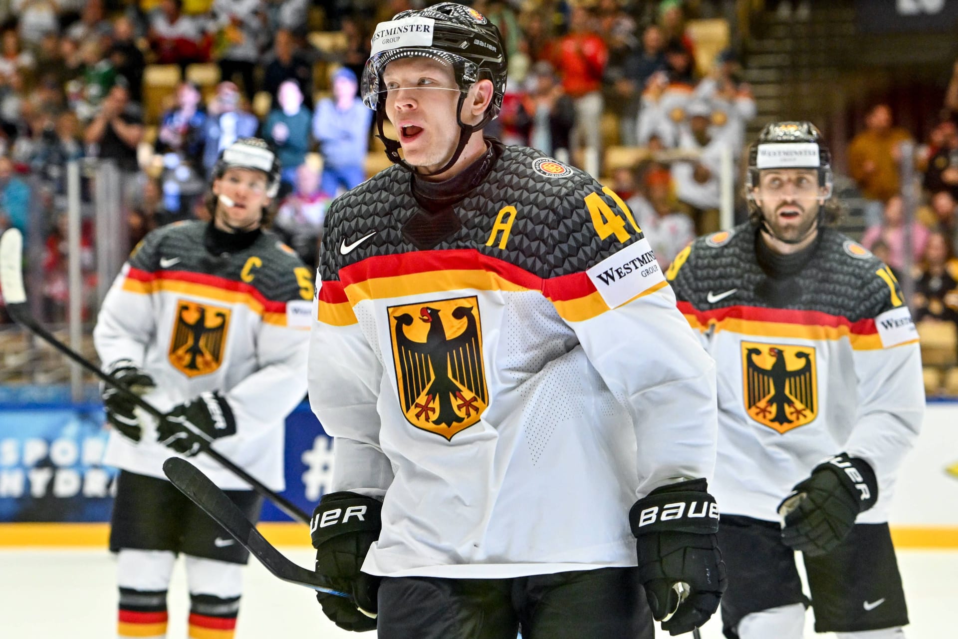 Jonas Müller (vorne) und seine Teamkollegen: Die Eishockey-Nationalmannschaft muss am Dienstagabend gewinnen.