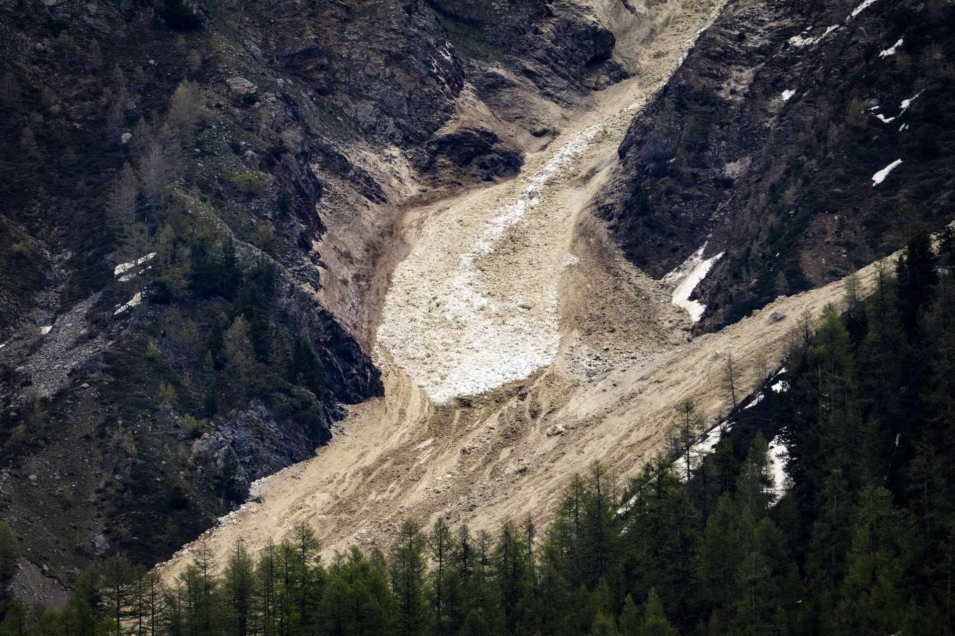 Lawinen mit Gletscher-, Schnee- und Nebeltrümmern gingen vom Birchgletscher im Lötschental ab: Das Bergdorf Blatten ist teilweise verschüttet worden.