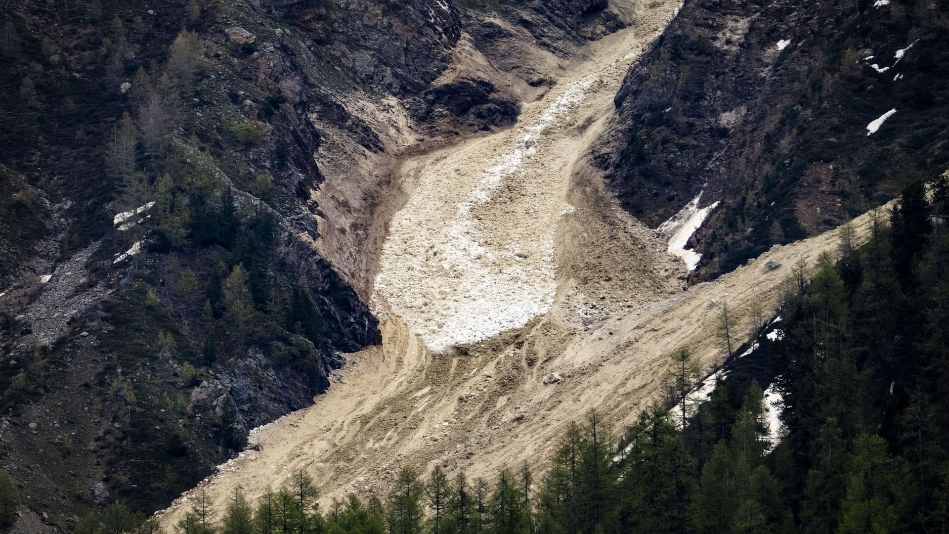 Lawinen mit Gletscher-, Schnee- und Nebeltrümmern gingen vom Birchgletscher im Lötschental ab: Das Bergdorf Blatten ist teilweise verschüttet worden.