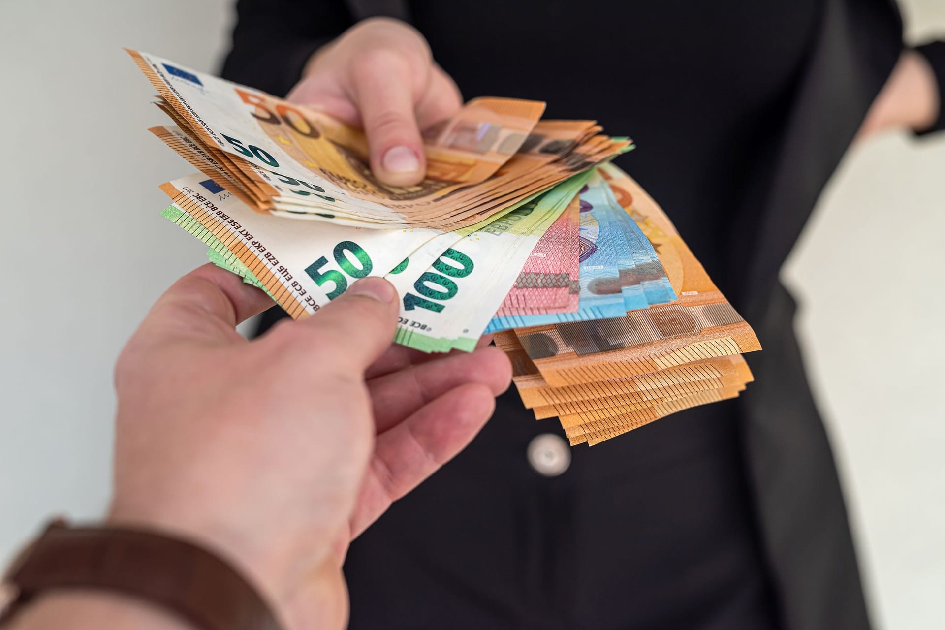 mit Bargeld bezahlen
