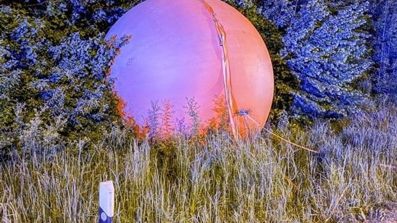 Eine tonnenschwere Kugel in einer Böschung in Detmold: Normalerweise ziert das Kunstwerk einen Kreisverkehr.