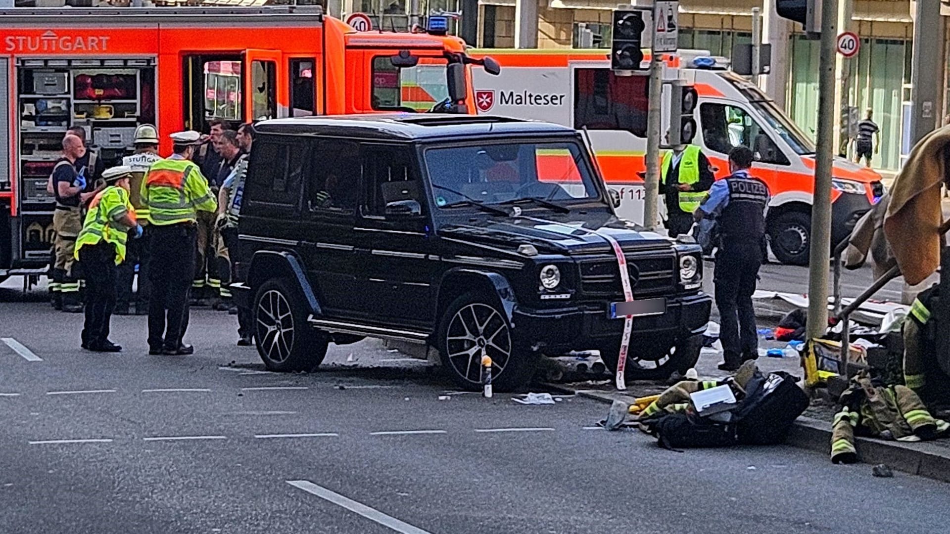 Auto fährt in Personengruppe Auto fährt in Personengruppe