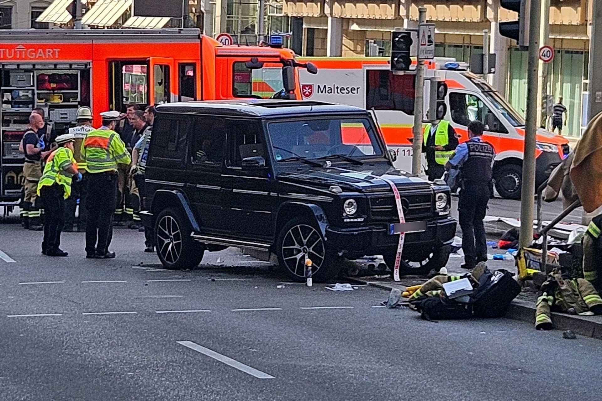 Auto fährt in Personengruppe