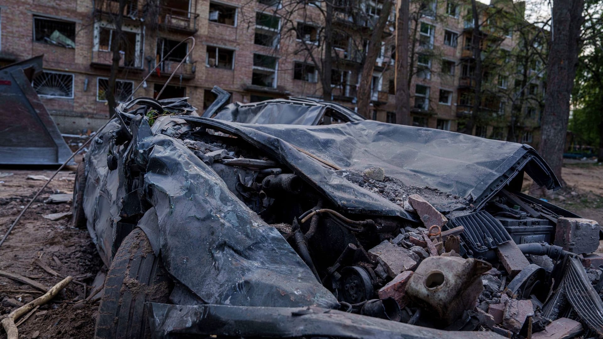 Ein zerstörtes Auto ist vor einem Haus zu sehen, das bei einem russischen Angriff auf ein Wohnviertel in Kiew beschädigt wurde. (Archivbild)