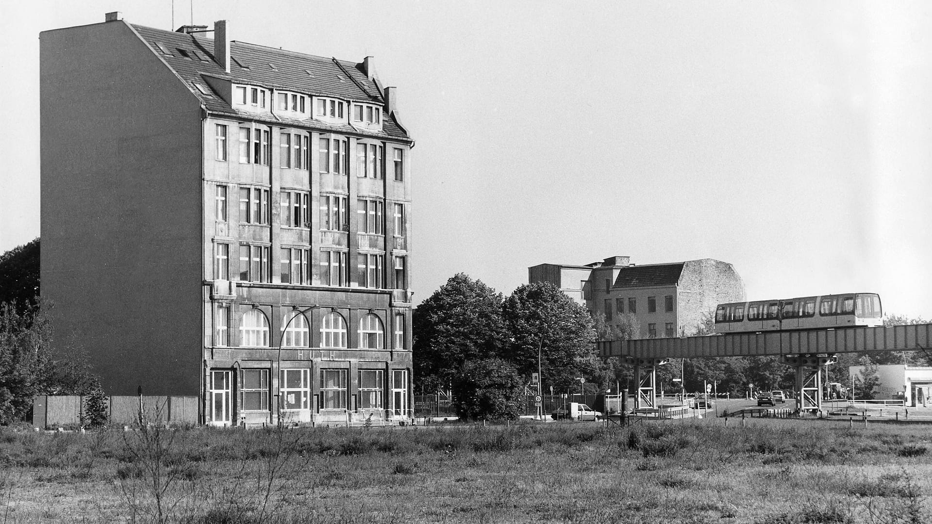 Das ehemalige Weinhaus Huth am Potsdamer Platz (Archivbild): Rechts ist die Streckenführung der Berliner Magnetschwebebahn im Juni 1988.