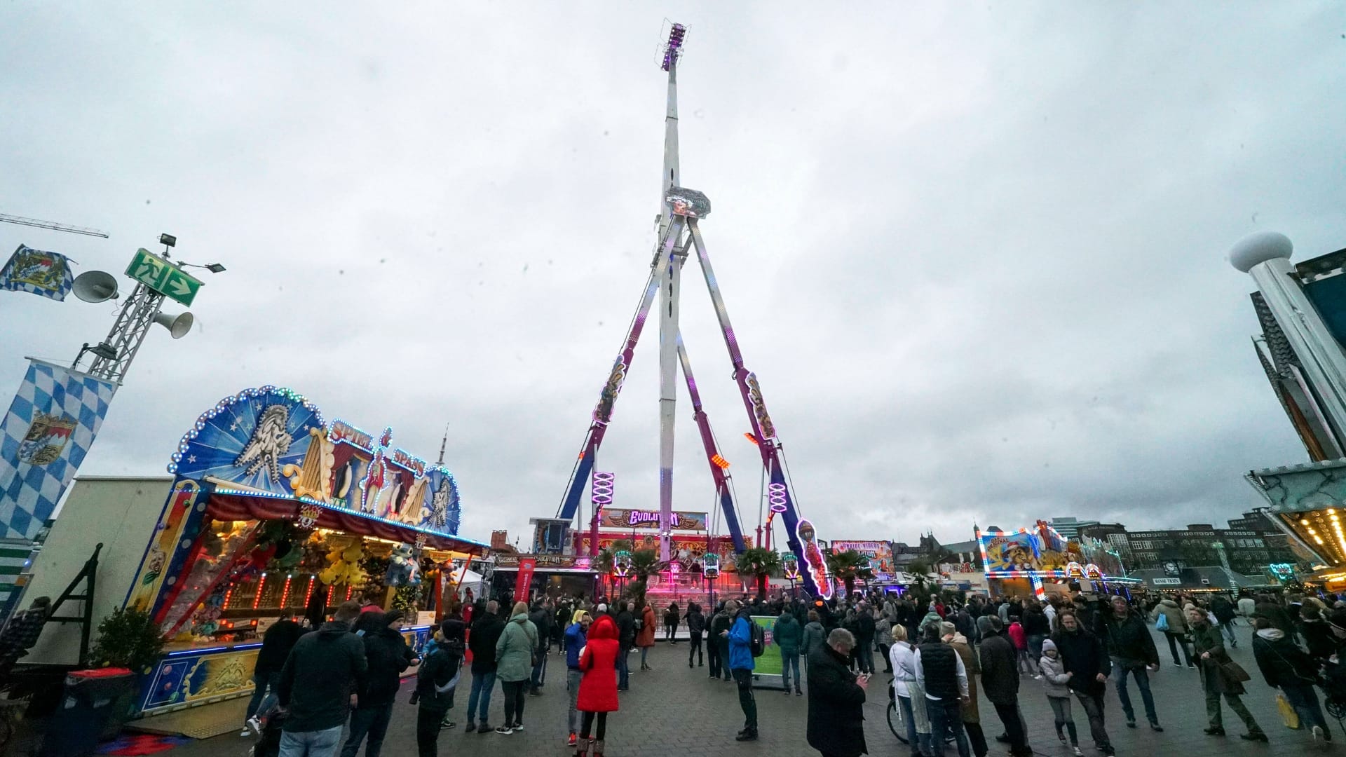 "Evolution" auf dem Hamburger Dom (Archivbild): Das Fahrgeschäft ist 66 Meter hoch.