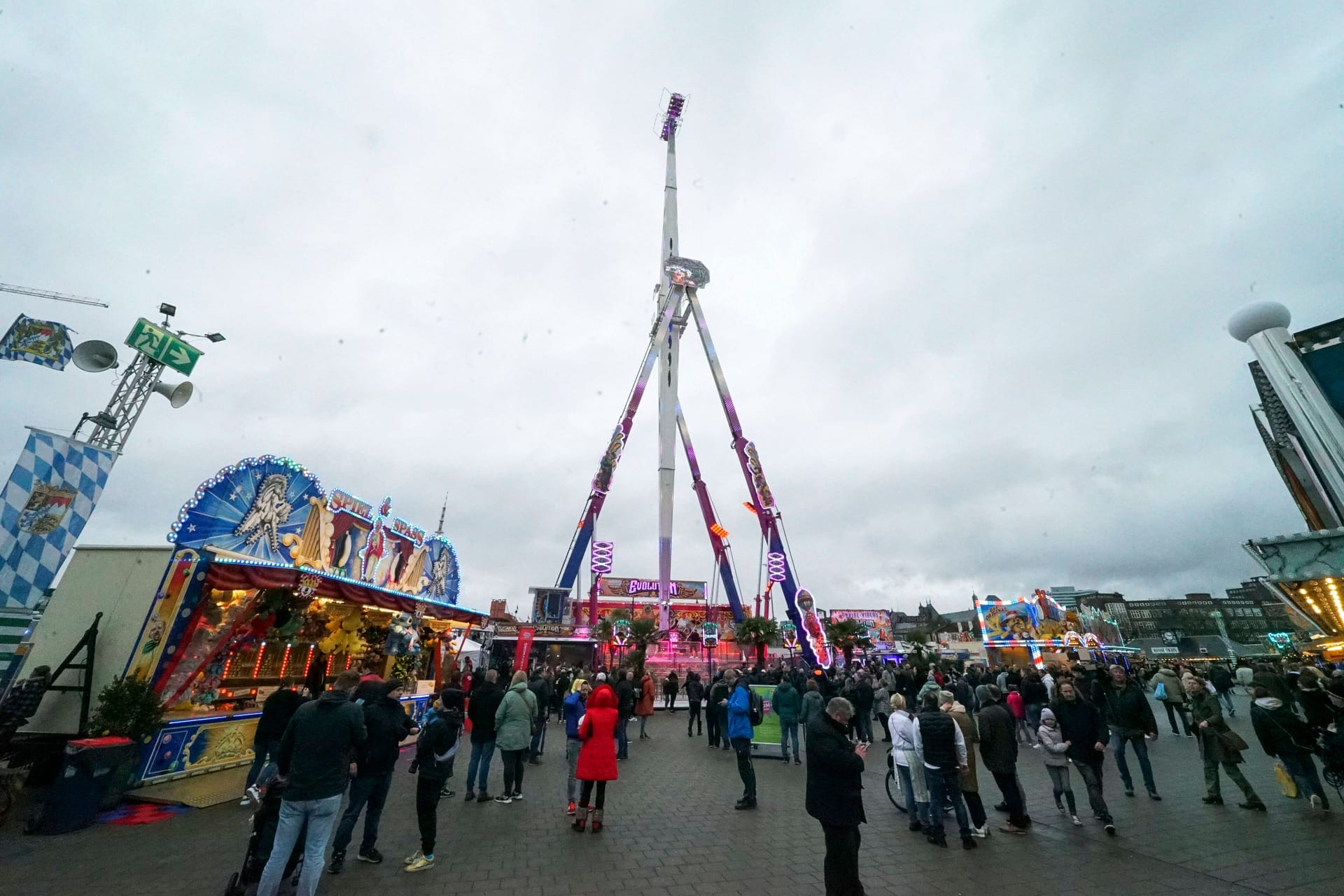 "Evolution" auf dem Hamburger Dom (Archivbild): Das Fahrgeschäft ist 66 Meter hoch.