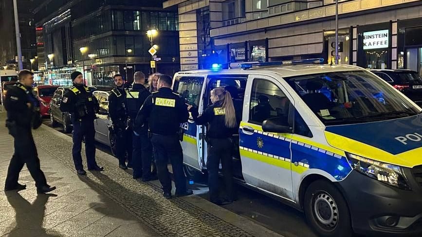 Festnahme: Am 18. Dezember nahmen Polizisten Henry Lindemeier in Handschellen mit in eine Sammelzelle zur Erkennungsdienstlichen Behandlung.