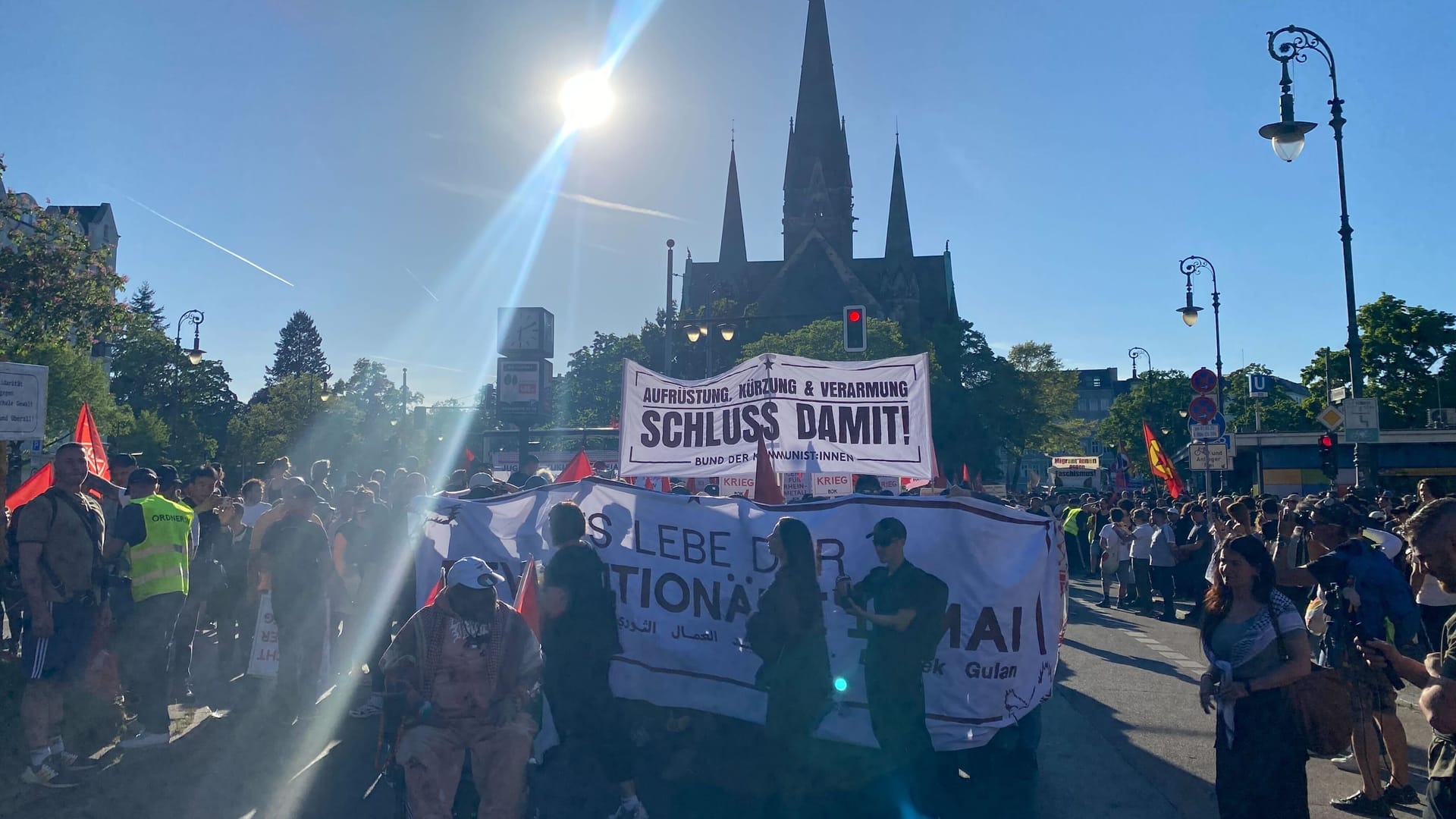 Die "Revolutionäre 1. Mai-Demonstration" startet: Die Polizei spricht von 2.000 Teilnehmern.