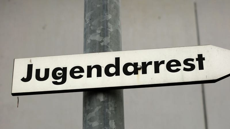 Das Schild "Jugendarrest" vor dem Jugendgefängnis (Symbolbild):