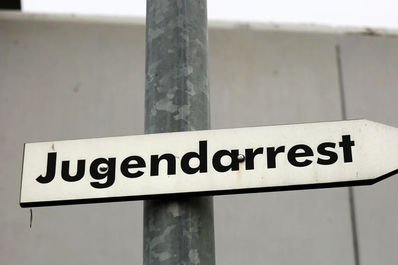 Das Schild "Jugendarrest" vor dem Jugendgefängnis (Symbolbild):