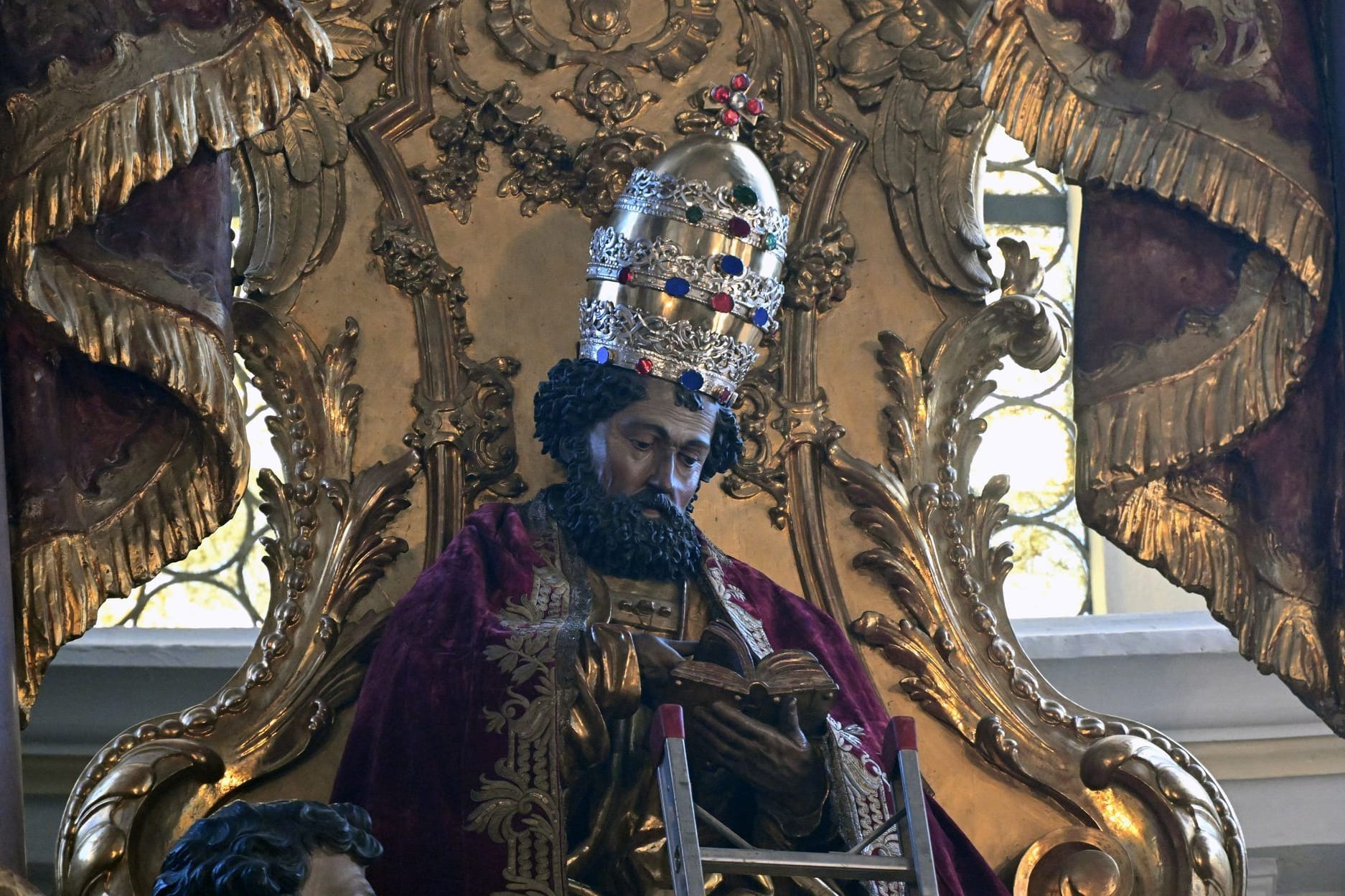 Petrus in Münchner Kirche bekommt Tiara zurück