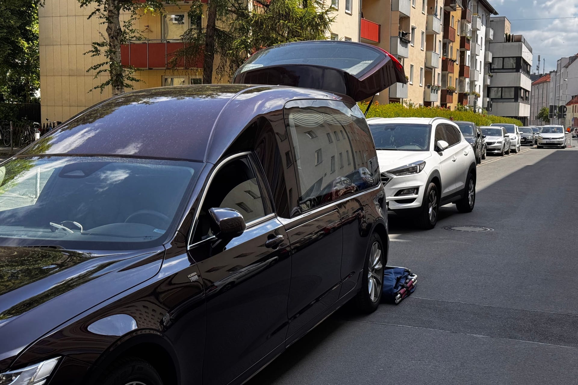 In einer Wohnung in Nürnberg-Rennweg machten Einsatzkräfte eine schreckliche Entdeckung: Dort fanden sie einen toten Mann.