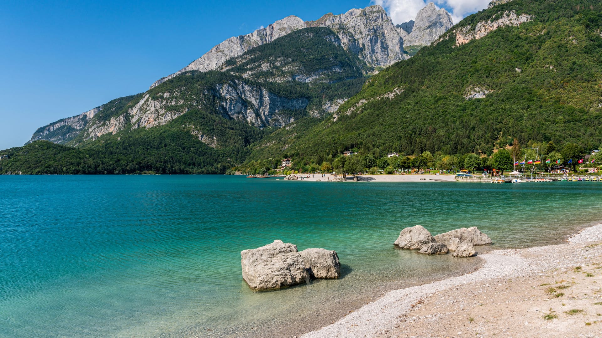 Sommerzeit: Jetzt schimmert das Wasser de Lago Molveno besonders grün.