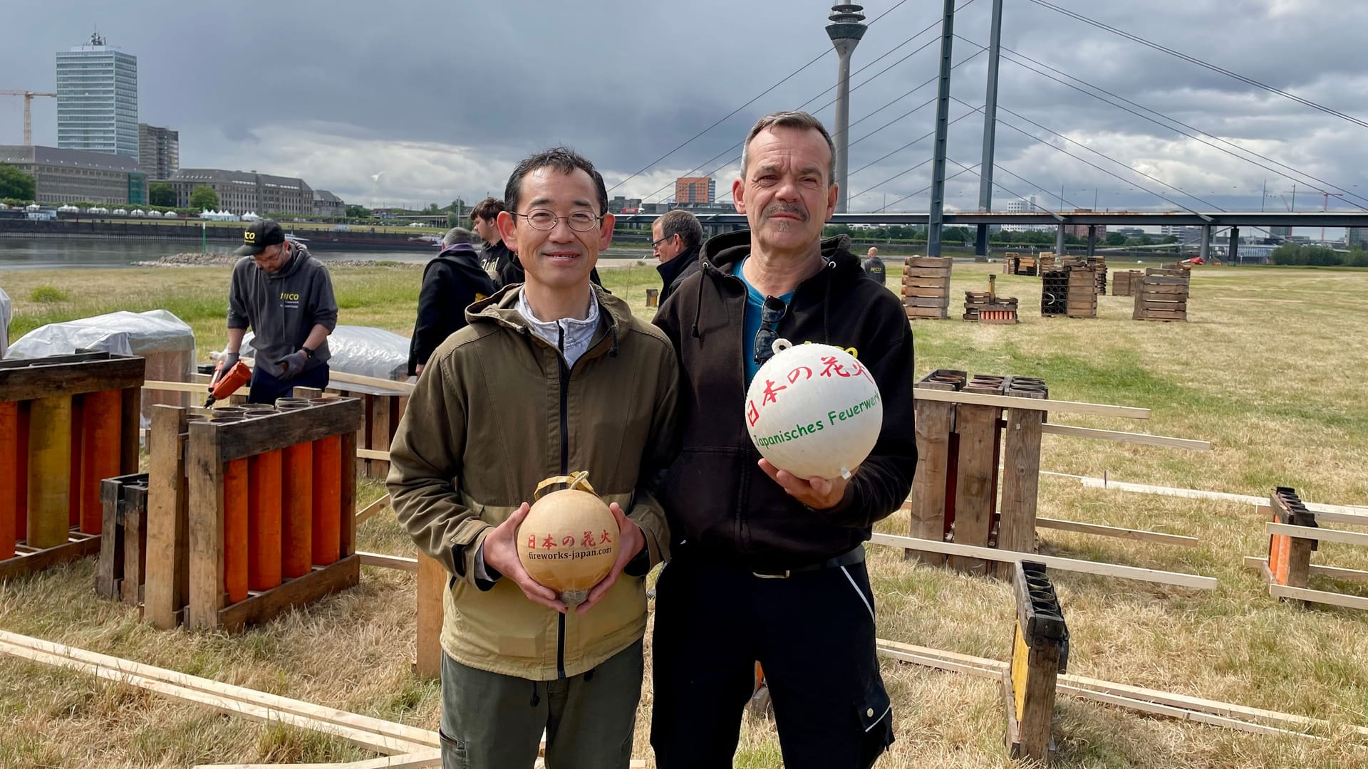 Die Pyrotechniker Hideki Kubota (links) und Martin Schmitz: Am Tag vor dem Japan-Tag hat der Aufbau für das Feuerwerk auf den Rheinwiesen begonnen.