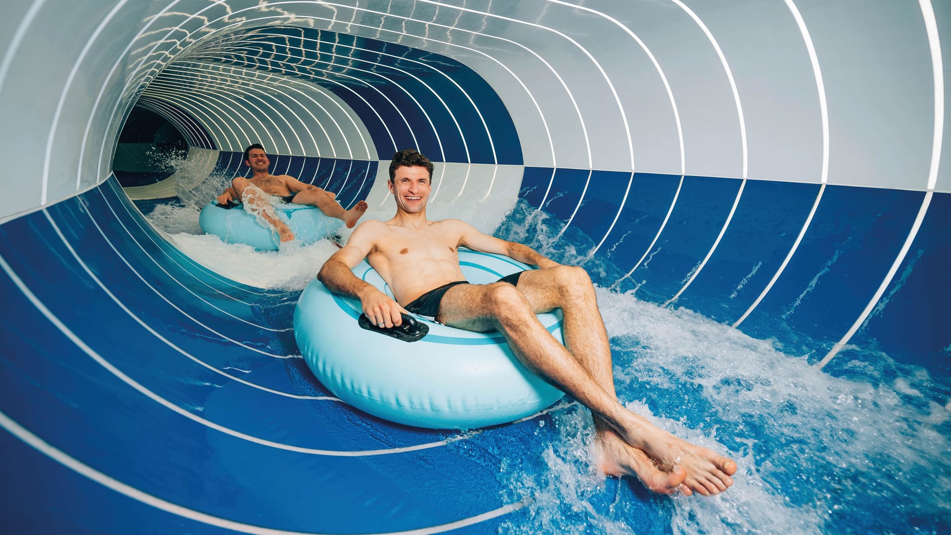 Thomas Müller in einer Rutsche der Therme Erding: