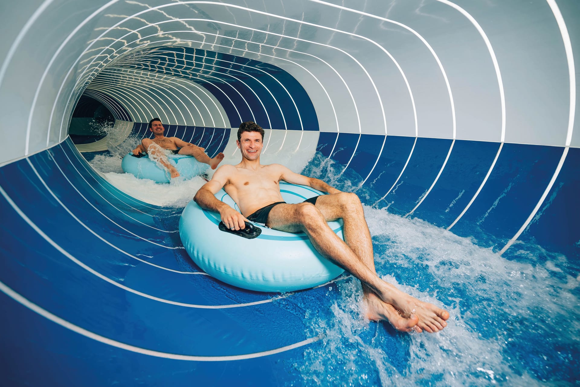 Thomas Müller in einer Rutsche der Therme Erding: