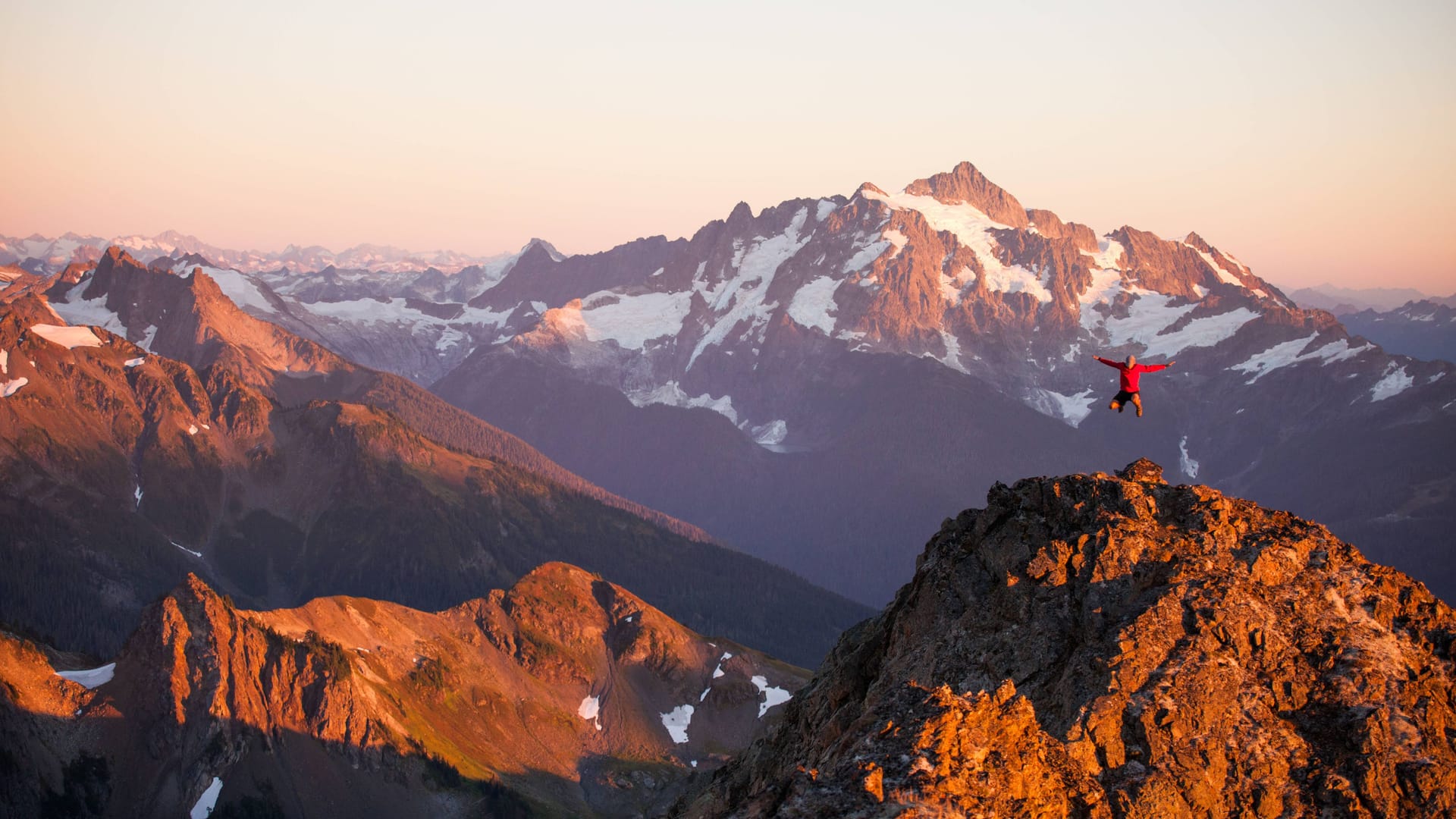 Ein Sportler in den North Cascade Mountains in den USA (Archivbild): In dem Gebirge verunglückten vier Bergsteiger, drei starben.