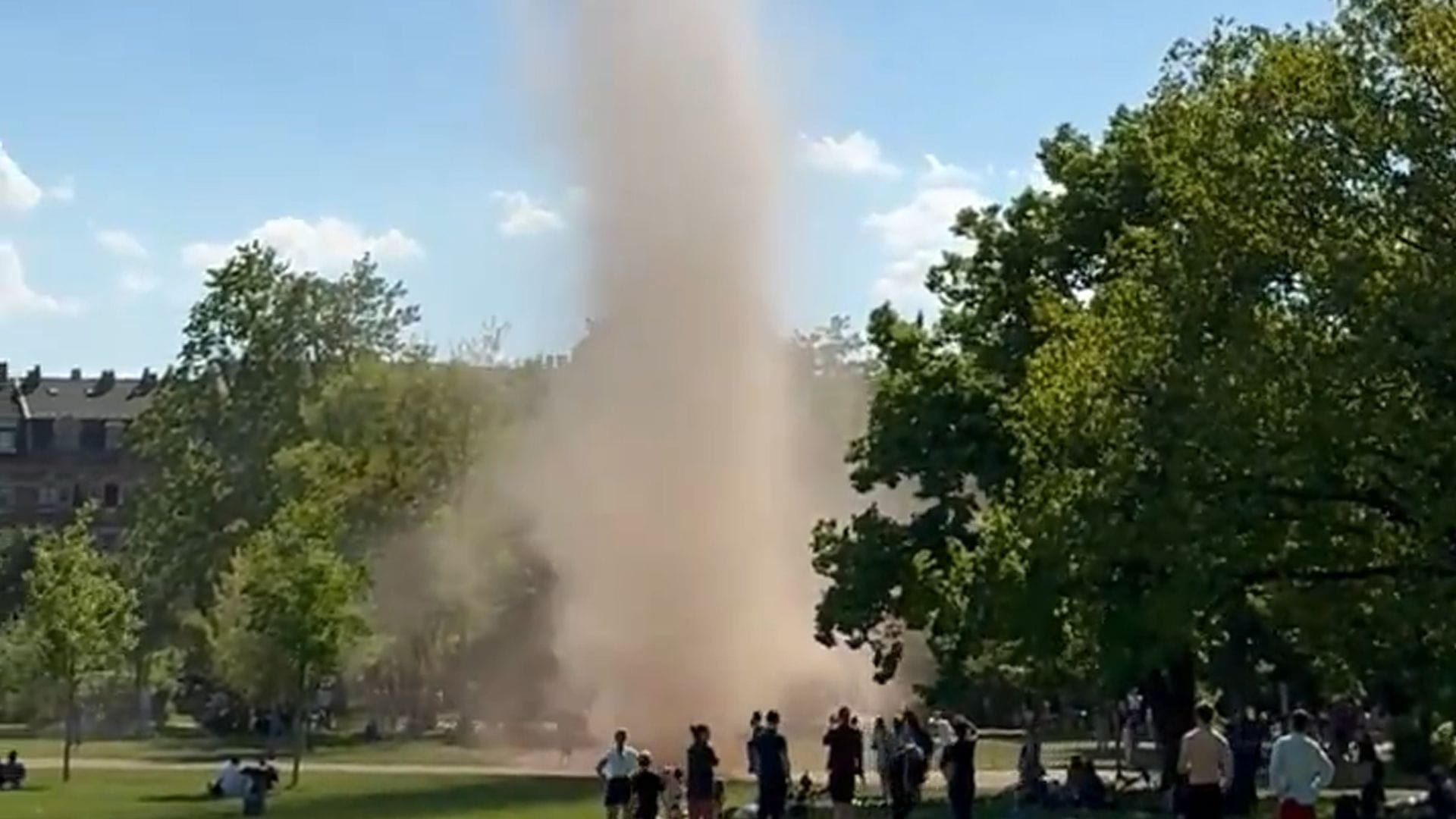 Im Alaunpark in Dresden türmt sich ein 60 Meter hoher Staubteufel auf.