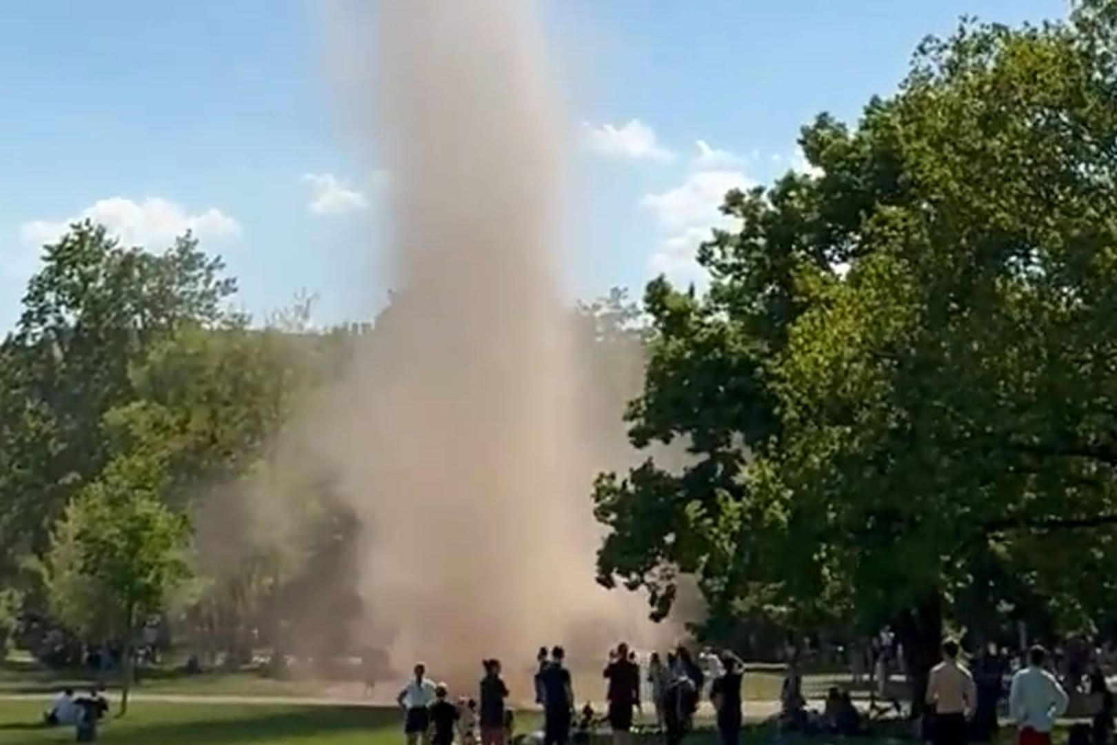 Im Alaunpark in Dresden türmt sich ein 60 Meter hoher Staubteufel auf. Im Alaunpark in Dresden türmt sich ein 60 Meter hoher Staubteufel auf.