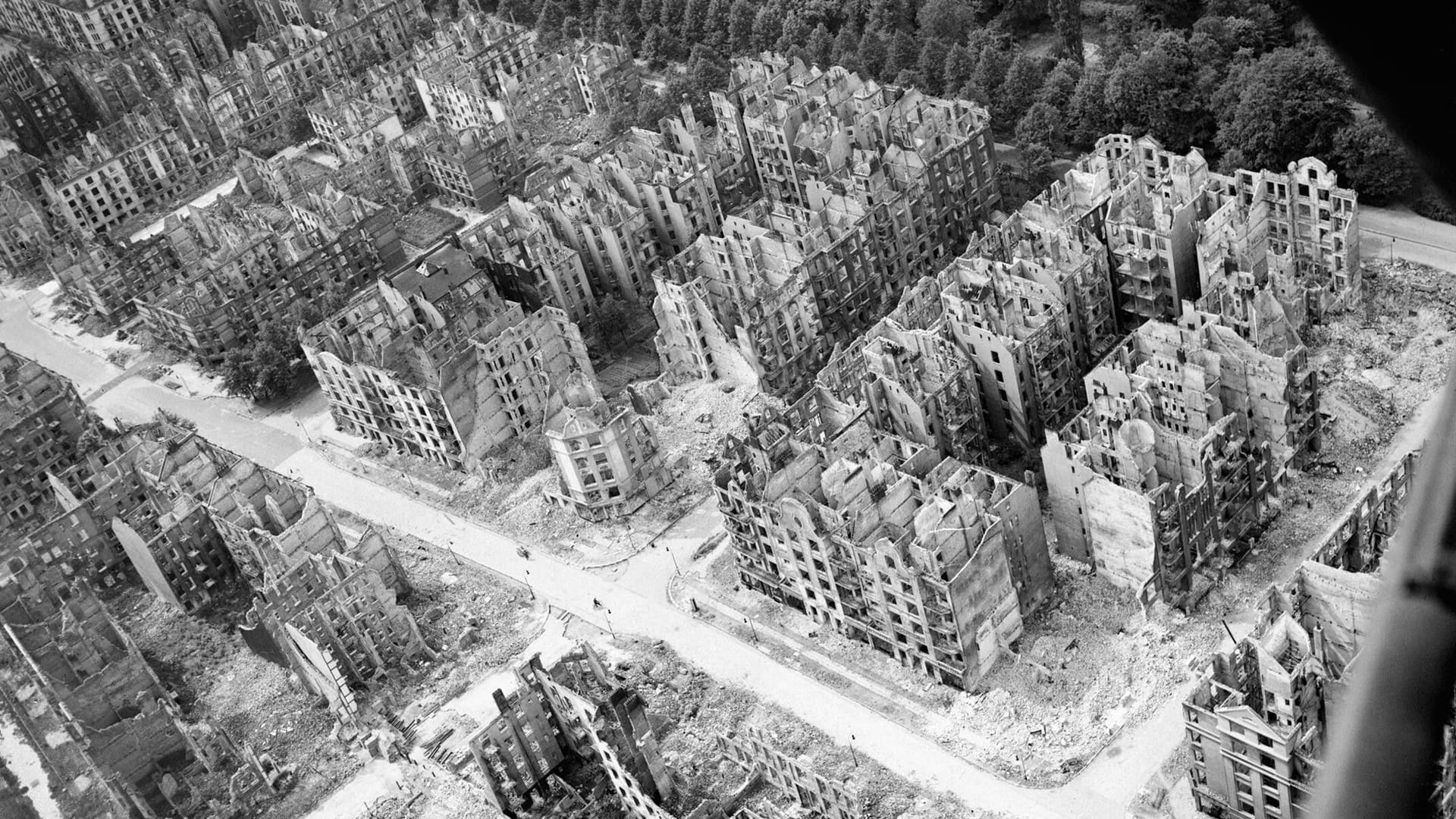 Die Zerstörung am Eilbeker Weg: In der Nacht vom 27. auf den 28. Juli 1943 sorgte das Bombardement der Alliierten für einen enormen Feuersturm, der weite Teile der Stadt zerstörte.