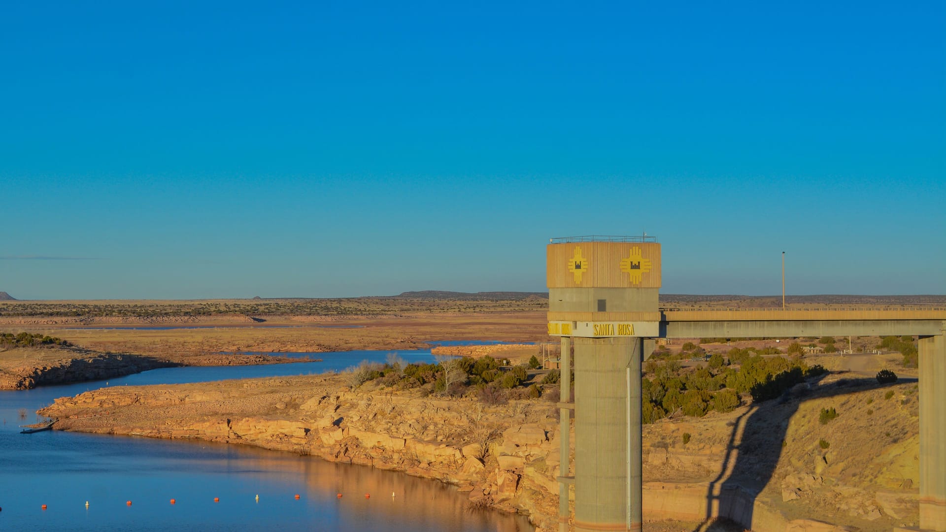 Ein Wasserturm in der Wüste von Westtexas (Symbolbild): Ein Erdbeben trifft dünn besiedelte Region in Texas.
