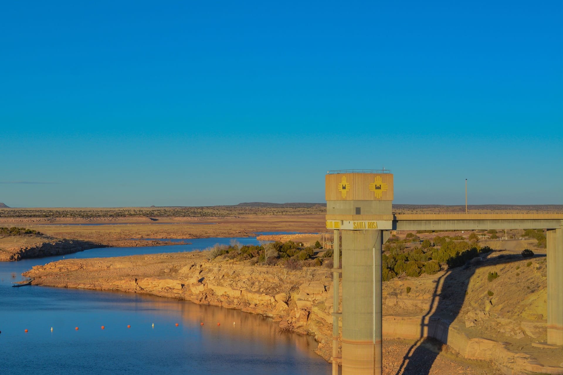 Ein Wasserturm in der Wüste von Westtexas (Symbolbild): Ein Erdbeben trifft dünn besiedelte Region in Texas.