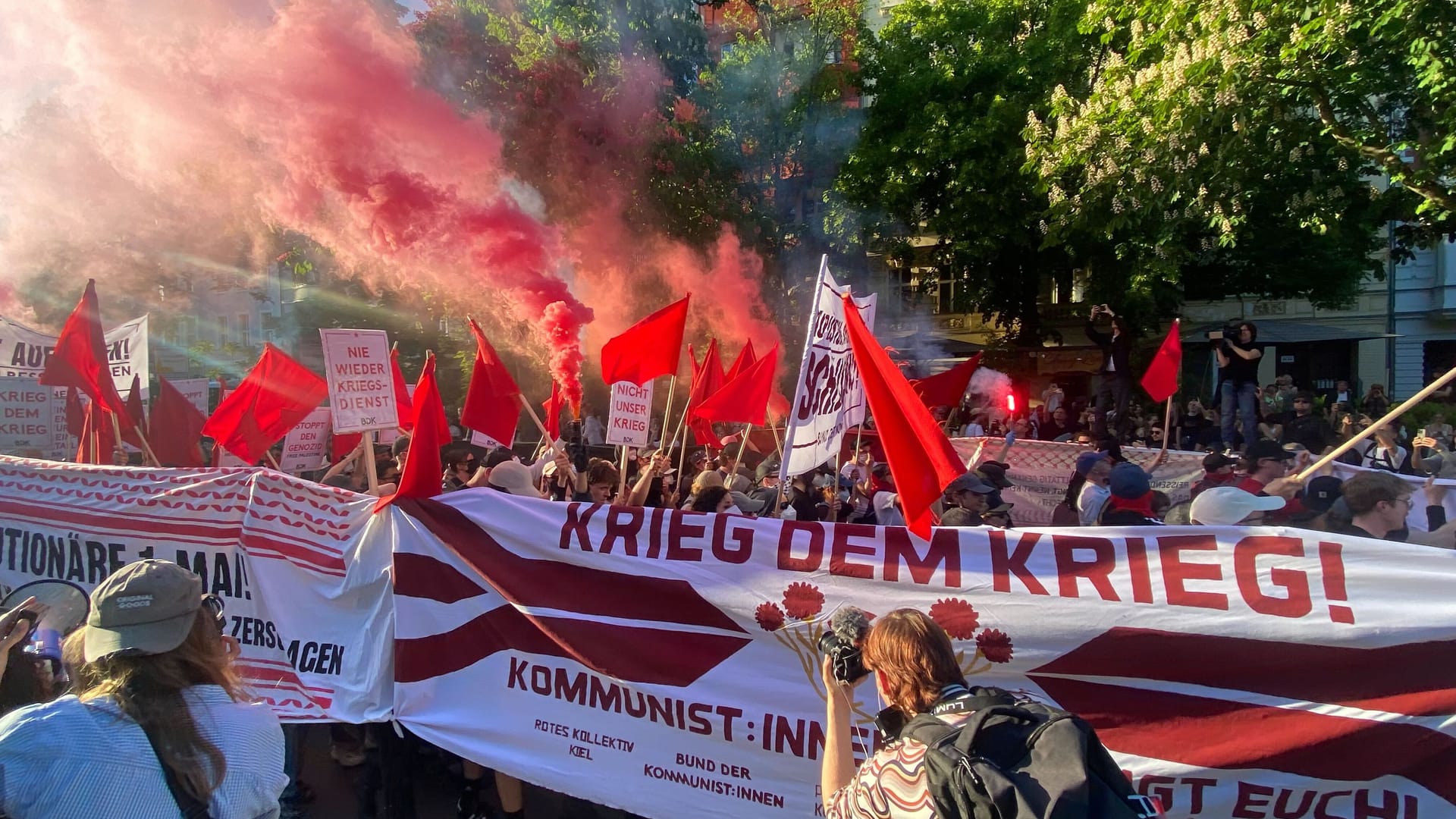 Rauchtöpfe werden während der "Revolutionären 1. Mai-Demonstration" gezündet.