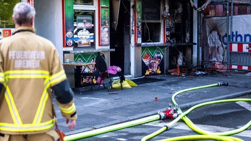 Einsatzkräfte der Feuerwehr bei einem gelöschten Brand eines Dönerladens in der Neustadt (Archivbild): Vier Menschen sind bei dem Brand im Imbiss teils lebensgefährlich verletzt worden.