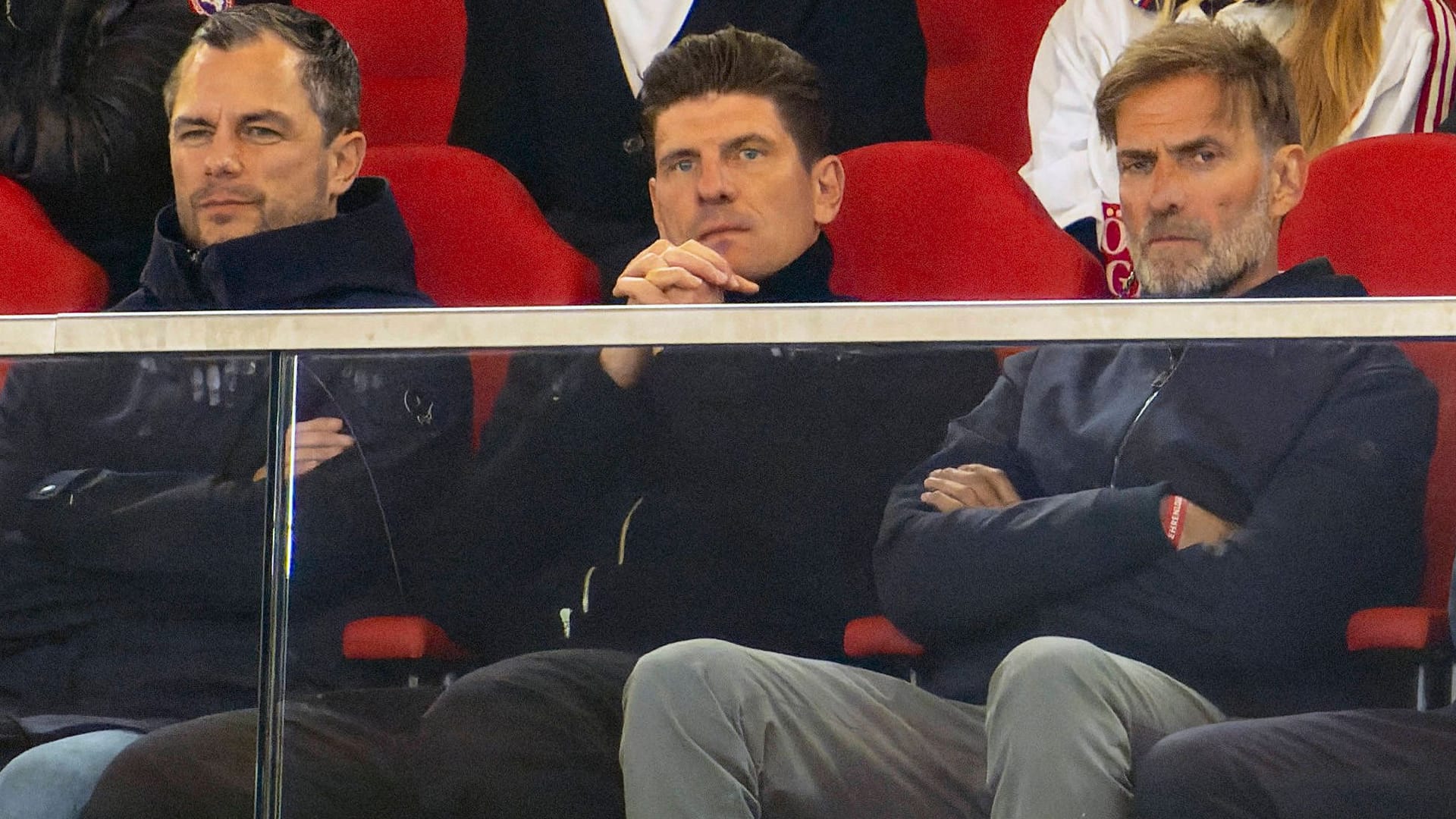 Die Leipziger Chefetage bei einem Spiel auf der Tribüne: Aktuell sind sie auf Trainersuche. Die Leipziger Chefetage bei einem Spiel auf der Tribüne: Aktuell sind sie auf Trainersuche.
