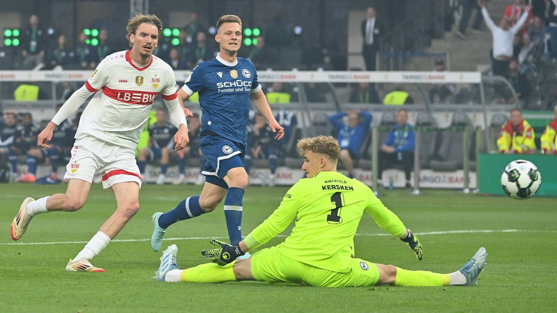 Das 1:0: Stuttgarts Woltemade (li.) trifft an Bielefelds Torwart Kersken vorbei.